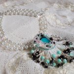 Plastron Océane brodé avec un cabochon poire Aquamarine à laquelle s'ajoute des perles nacrées, cristaux, Argent 925, cuir, perles rondes lisses et rocailles aux couleurs de la mer, un style marin